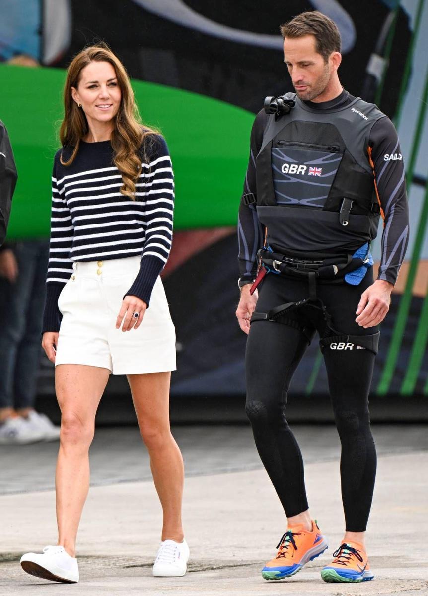 Kate Middleton con sneakers blancas