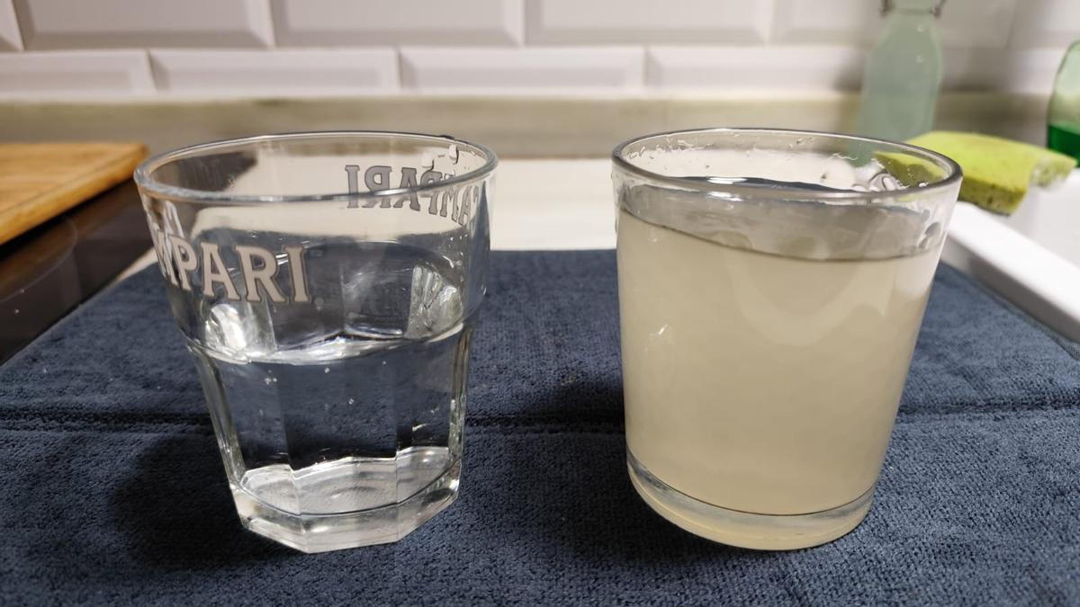 A la izquierda, un vaso con agua embotellada comparado con el agua de los vecinos de Espiniella, en Siero.