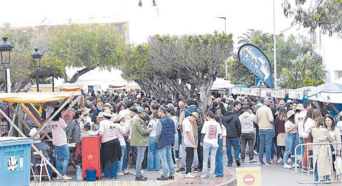 La plaza estuvo abarrotada de gente durante el certamen.