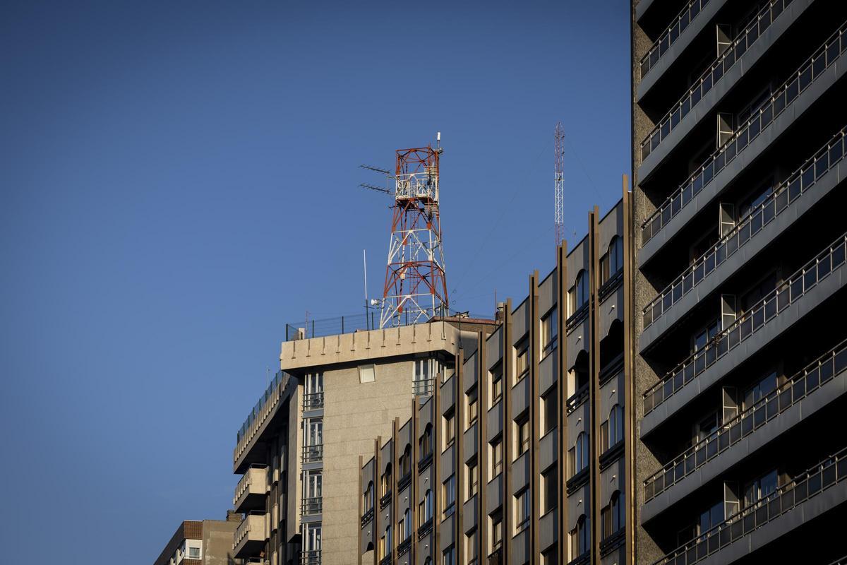 Comienza el desmontaje de una de las antenas de telecomunicaciones más antigua del centro de Zaragoza Comienza el desmontaje de una de las antenas de telecomunicaciones más antigua del centro de Zaragoza