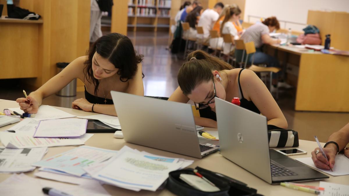 Estudiantes de bachillerato preparan los exámenes de la EBAU en una biblioteca.