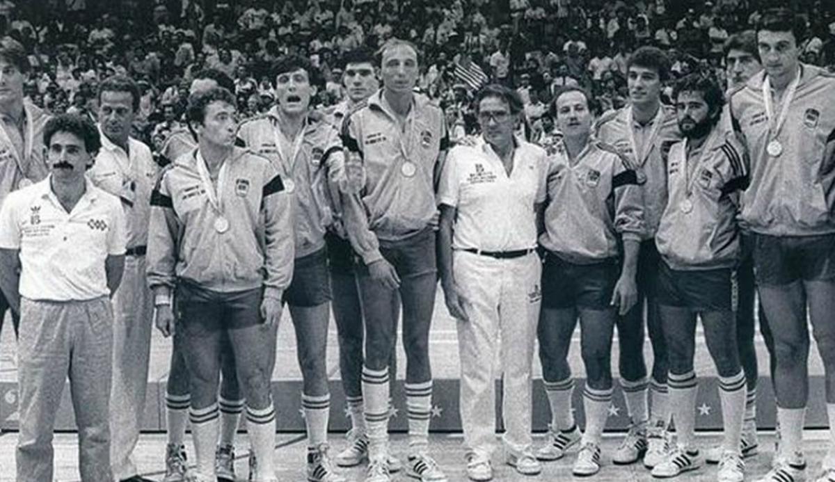 La selección española, con la medalla de plata después de la final ante USA.