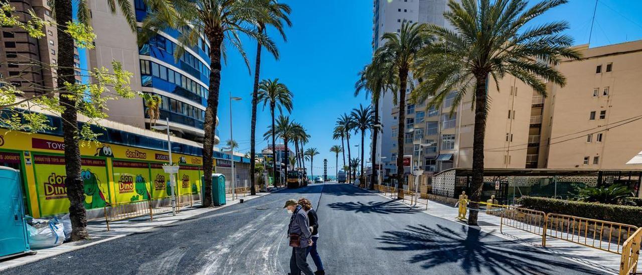 La calle Bilbao de Benidorm este jueves con el asfalto terminado.
