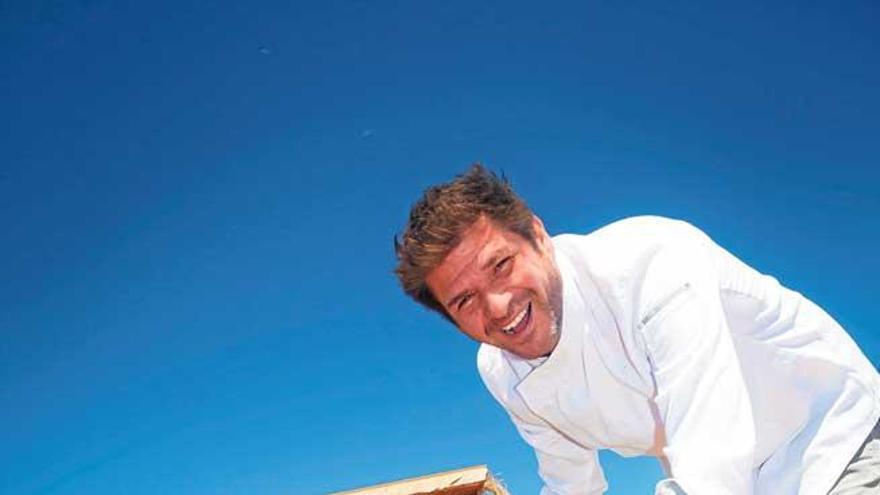David Reartes posa junto a un ´porc negre´ en una finca de Ibiza.