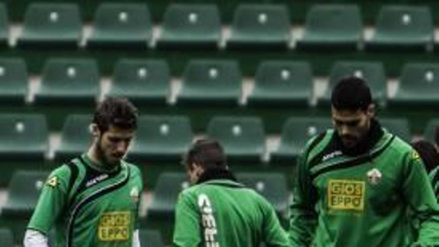 Rubén Pérez y Botía, ayer entrenando; Generelo y Sapunaru en primera línea; y Albacar, Herrera y Boakye tocando balón.