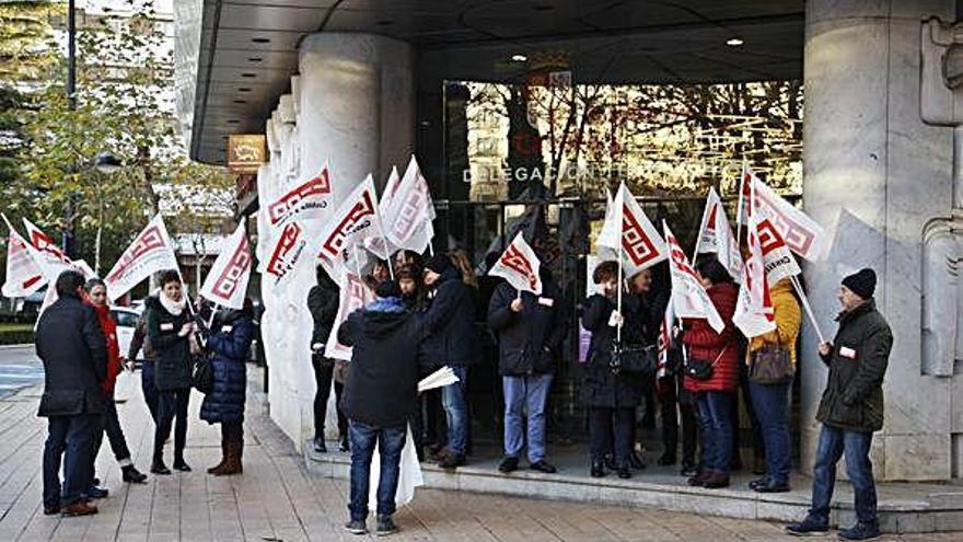 Comisiones se concentra frente a la Junta