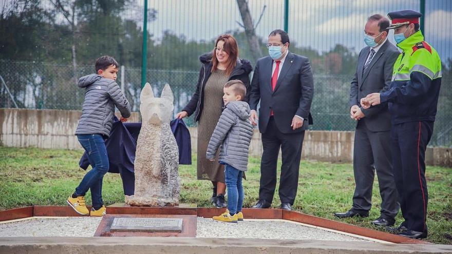 Els dos fill i la dona d’un agent de la Unitat Canina que va morir fa tres anys han estat els encarregats de destapar el monòlit