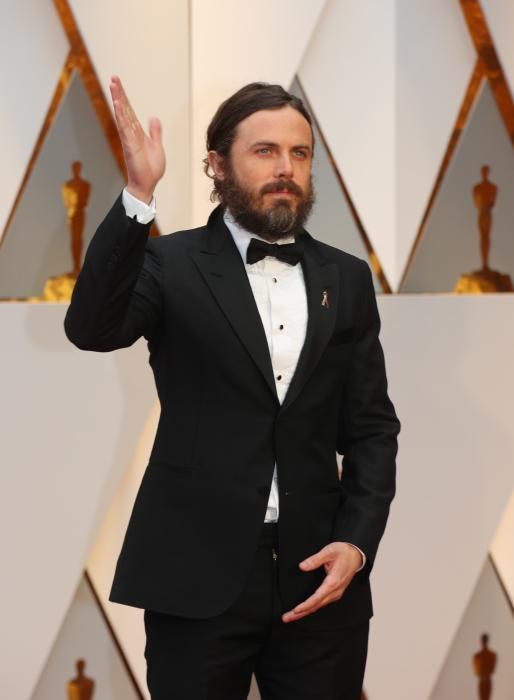 El nominado a Mejor actor protagonista Casey Affleck, con su habitual aspecto desaliñado dominado por su abundante barba y un moño.