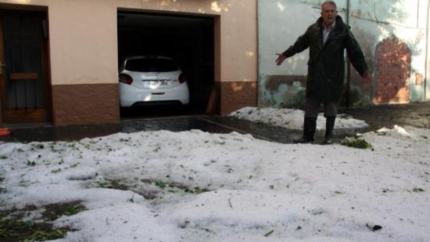 Un veí amb la casa envoltada de pedra blanca.