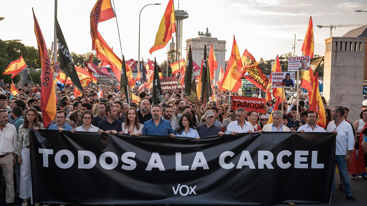 El presidente de Vox, Santiago Abascal, acompañado de otros dirigentes del partido, durante una marcha para pedir la dimisión de Sánchez, desde el intercambiador de Moncloa hasta la calle de Ferraz.