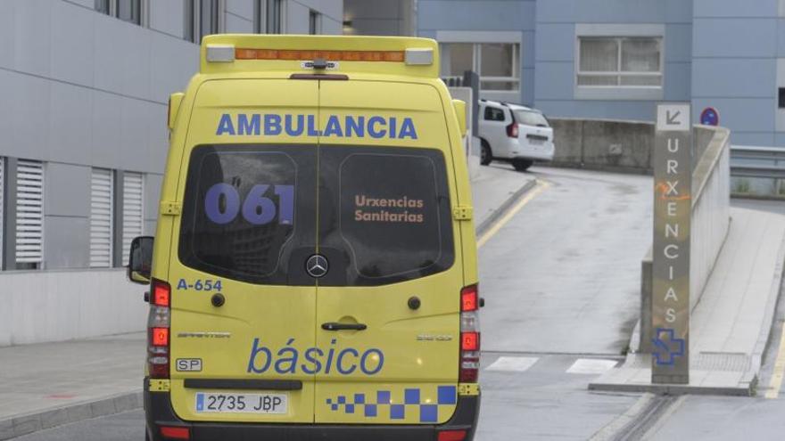 Una ambulancia en la rampa de acceso del Servicio de Urgencias del Chuac.