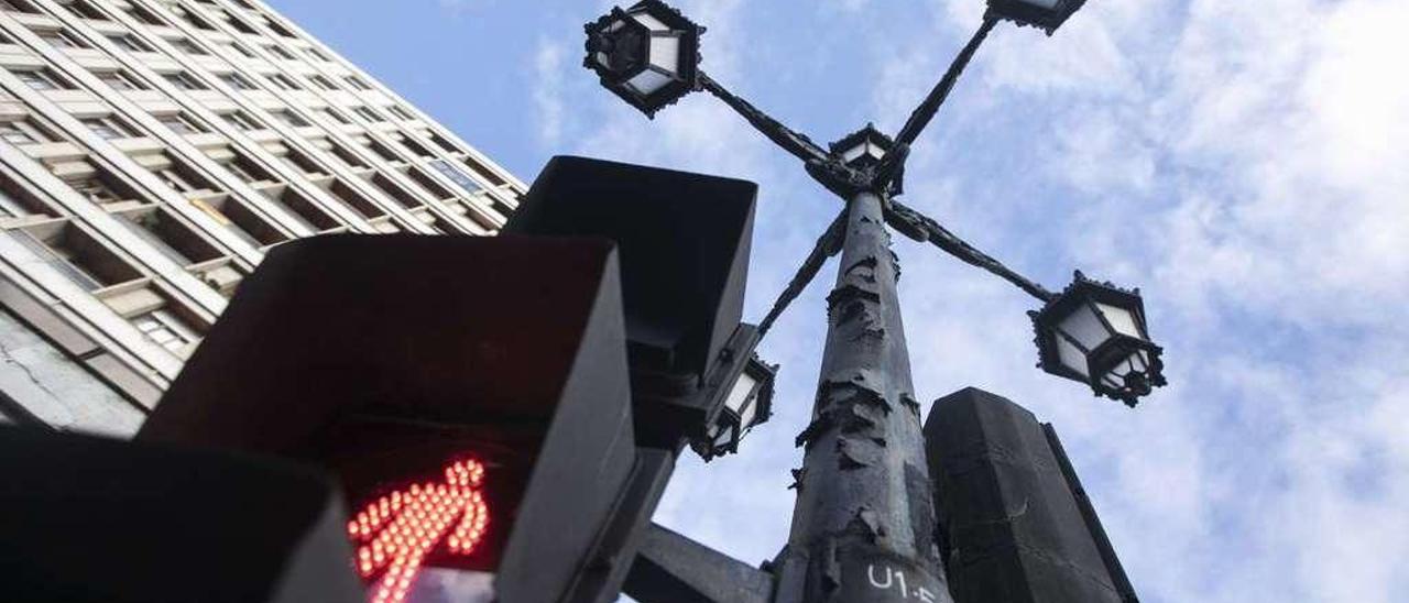 Una de las farolas modelo &quot;Bailén I&quot;, que serán sustituidas por el Ayuntamiento de Oviedo.