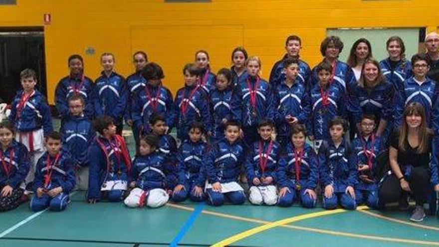 Los ibicencos se cuelgan 18 medallas en el provincial