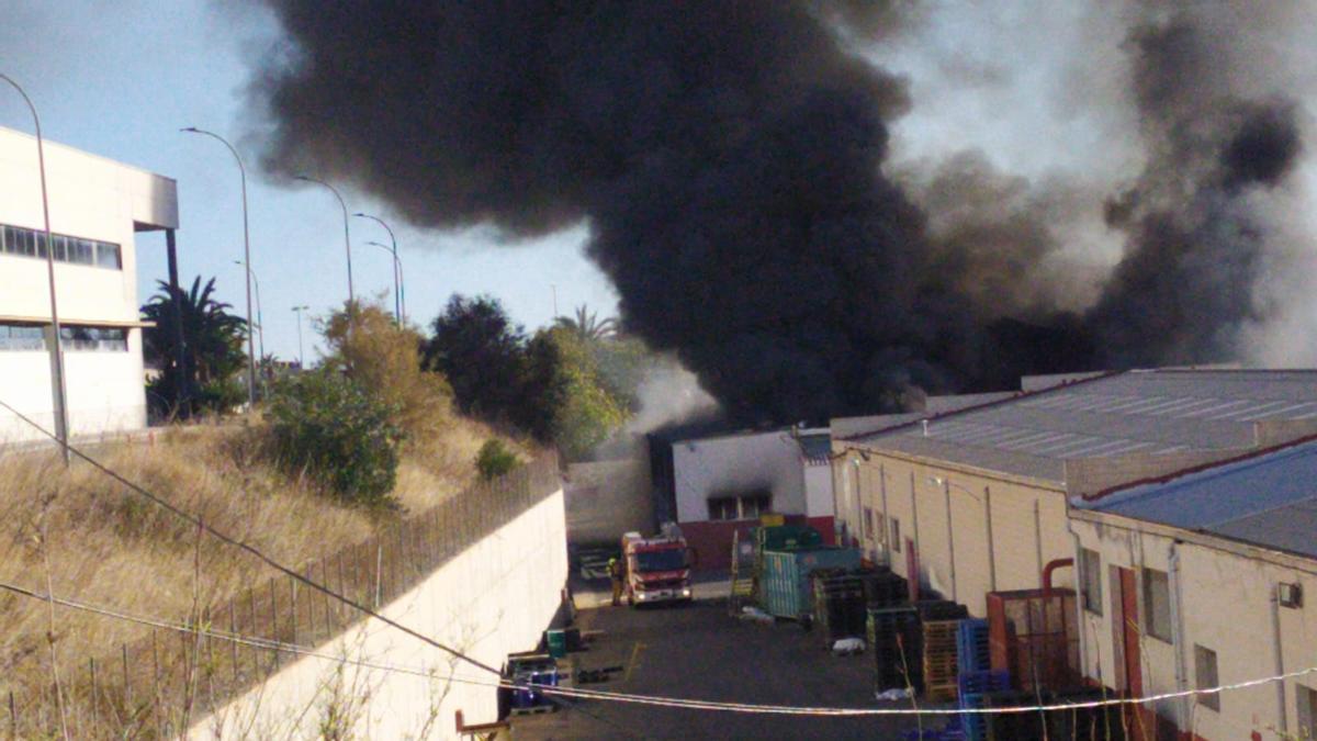 Incendio en una turronera de Xixona