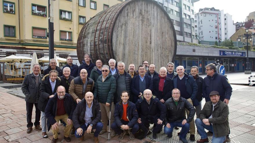 Los antiguos alumnos del colegio Loyola que asistieron al encuentro, ante el gran tonel de sidra de Gascona.