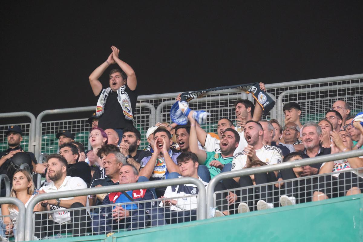 Aficionados del Real Madrid, durante el partido del conjunto blanco en el Martínez Valero