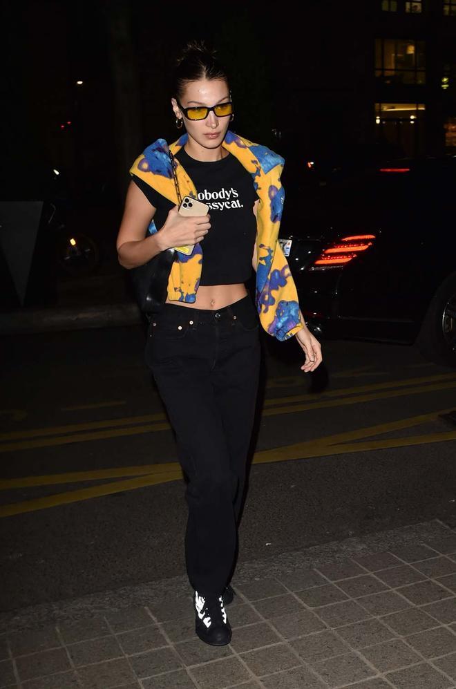 Bella Hadid, con camiseta con mensaje en París