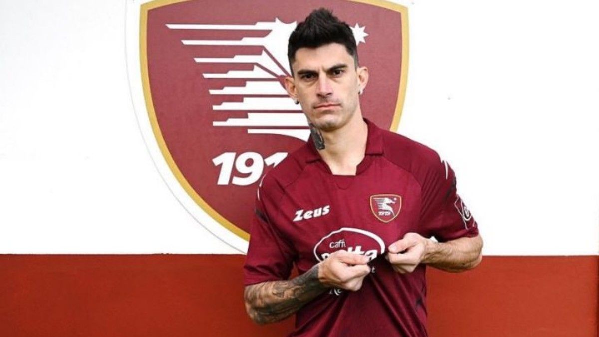 Diego Perotti en la presentación con la Salernitana