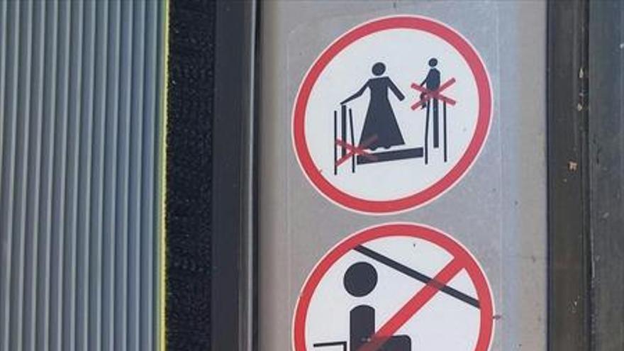 Prohibidos vestidos largos y zapatillas de deporte para subirse a la escalera mecánica