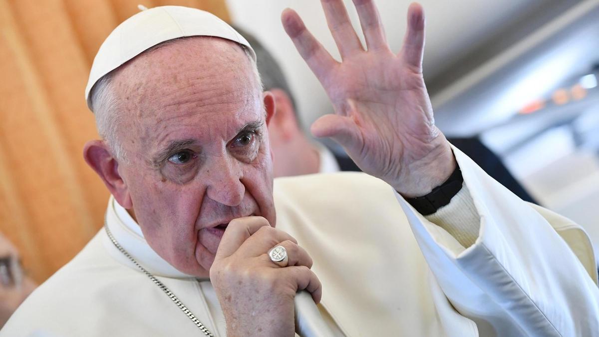 El papa Francisco habla con los periodistas en un avión, el pasado 1 de noviembre.