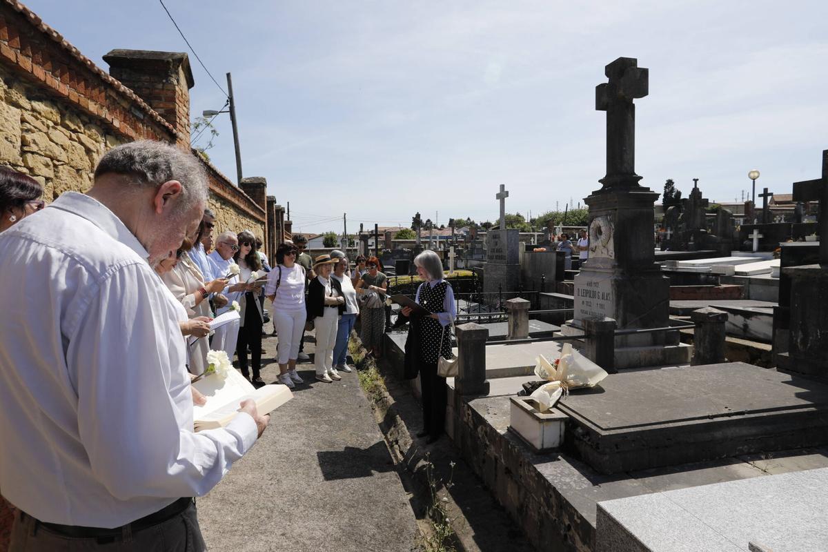 Oviedo. La Entidad Cultural Gaudiosa Asturias rinde homenaje a Leopoldo Alas Clarín en el 125.º aniversario de su fallecimiento en el cementerio de San Salvador