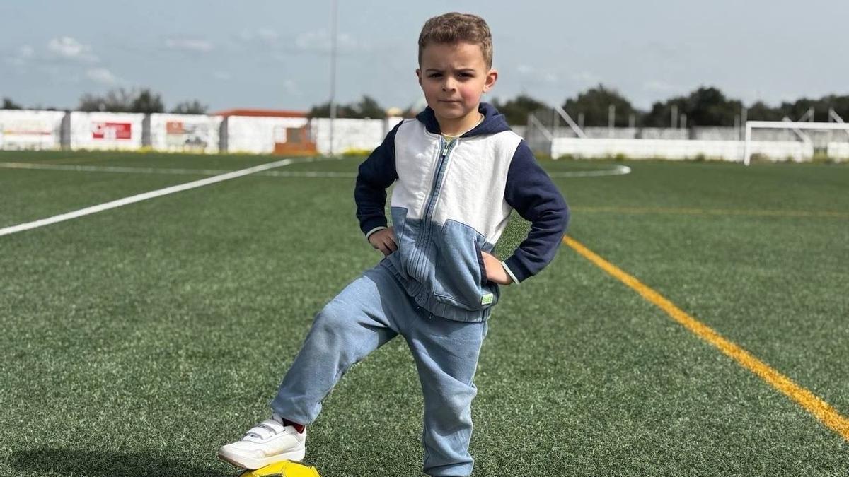 Diego posa con un balón en un campo de fútbol, una de sus grandes aficiones.