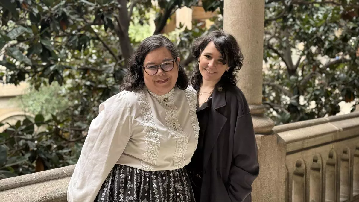 Iria y Selene, autoras: "Brandon Sanderson tambi谷n escribe historias donde el romance es la trama central y nadie las cataloga como 'romantasy'"