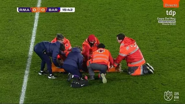 La imagen que nunca queremos ver: Laia Aleixandri se retira en camilla y entre lágrimas tras lesionarse en la rodilla