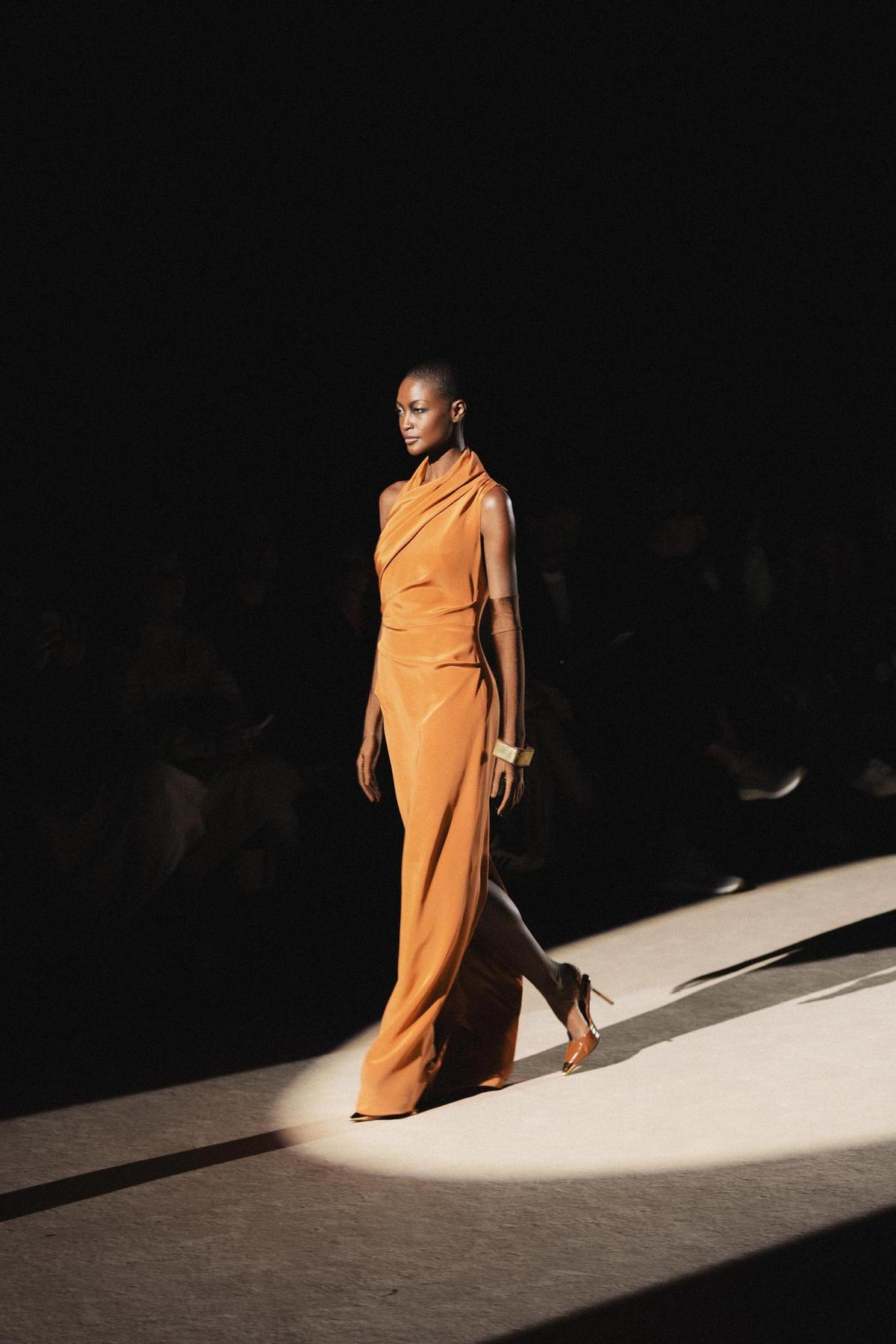 Malne se mueve en un terreno muy claro: el de una elegancia trabajada y con presencia.