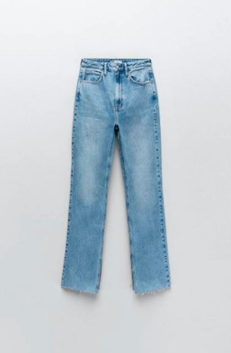 Jeans 'flare' de Zara (precio: 25,95 euros)