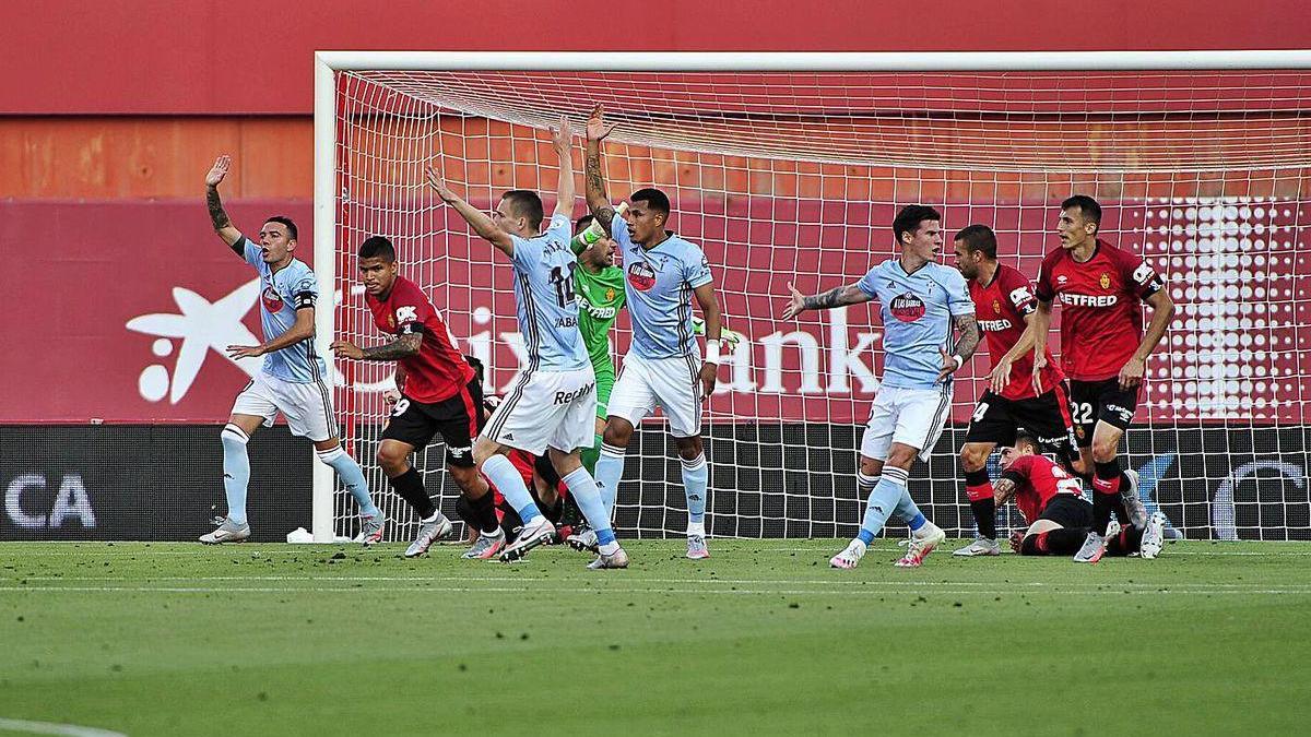 Los jugadores del Celta reclaman que el balón entró.