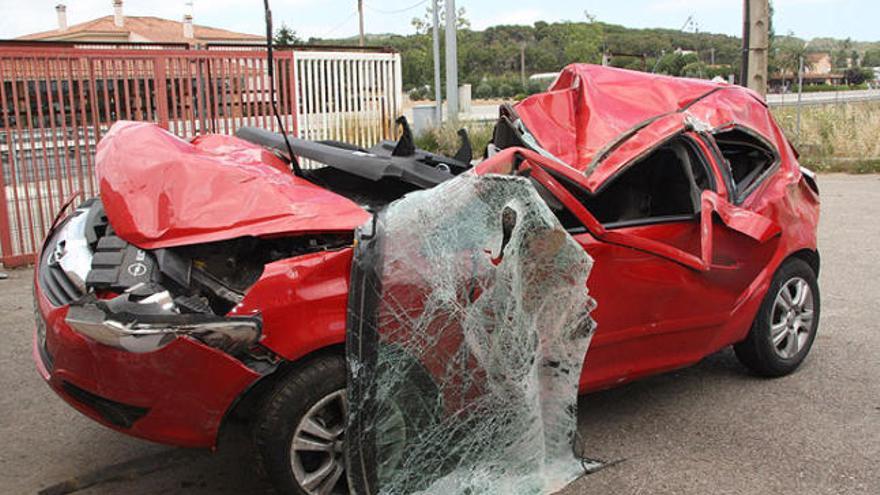 L&#039;Opel Corsa que conduïa el noi va quedar completament destrossat després del xoc a Calonge.