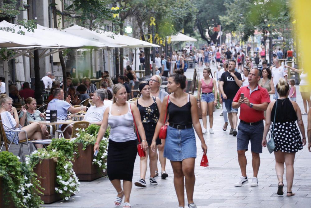 El mal temps omple la ciutat de Girona de turistes