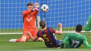 Arnau Tenas detiene un balón en el duelo con el Cornellà en el estadi Johan Cruyff.