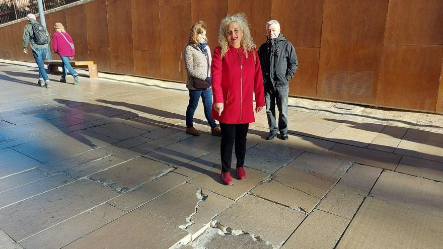 IU critica el &quot;grave&quot; deterioro del pavimento &quot;millonario&quot; de granito del Centro de Málaga