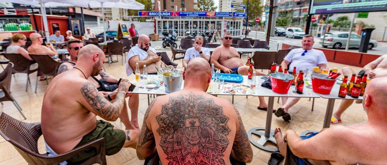 Un grupo de turistas británicos bebe cerveza en una terraza de Benidorm en octubre de 2021. |