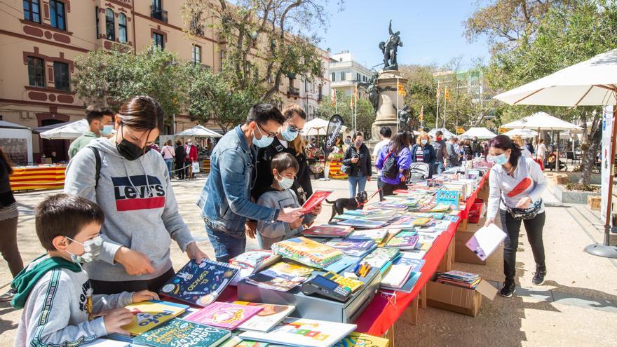 Los puestos del Día del Libro vuelven el sábado al paseo de Vara de Rey de Ibiza