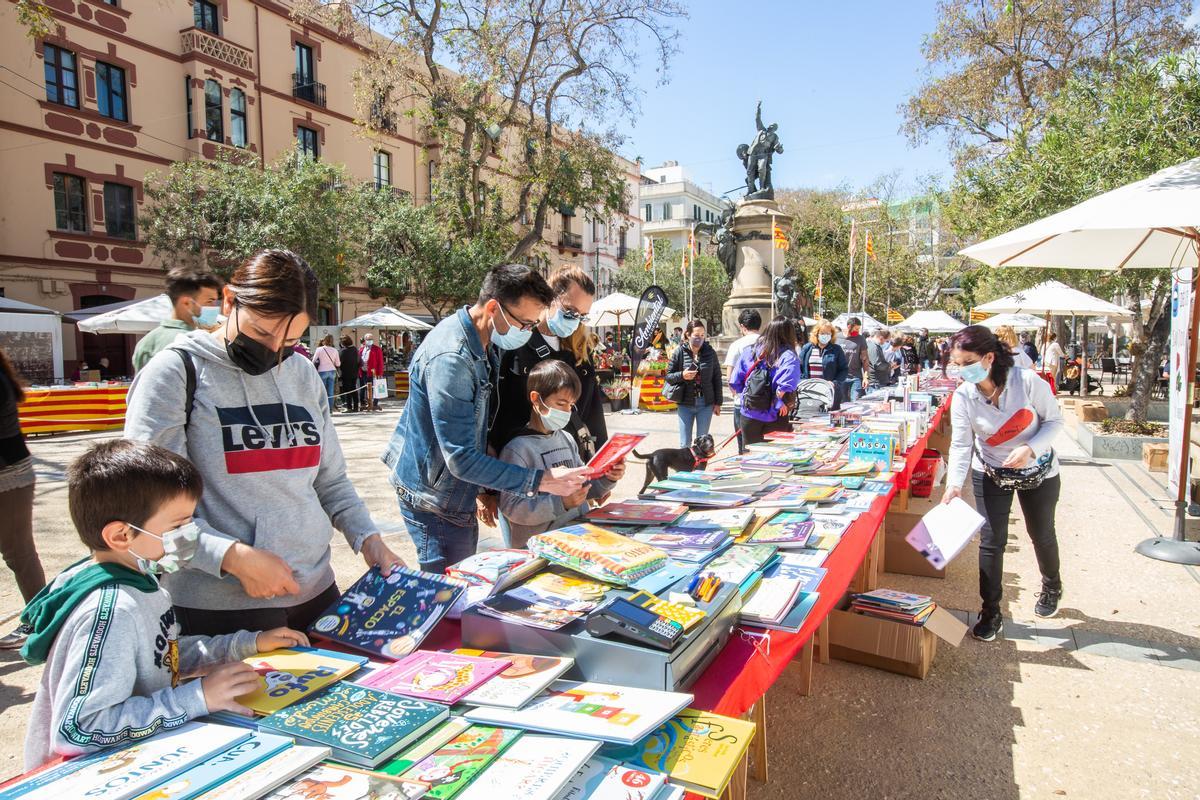 Celebración del Día del Libro en el paseo de Vara de Rey el pasado año
