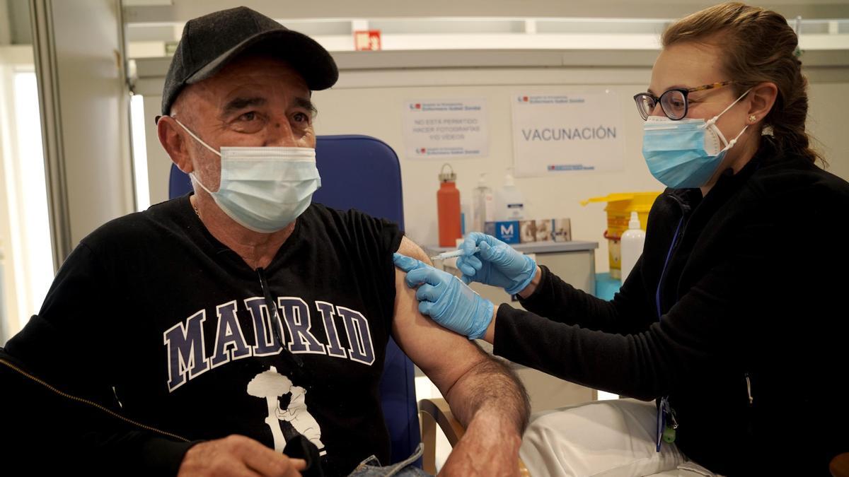 Un hombre se vacuna contra el coronavirus en el Hospital Zendal.