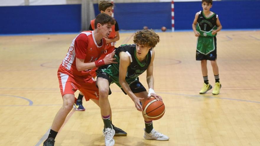 Guillermo del Pino (Cordobasket) protege el balón ante la defensa de Juan Manuel Cepedello (Maristas).