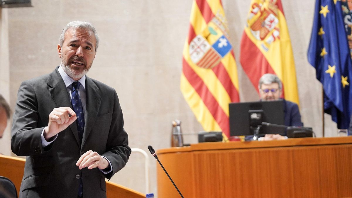El presidente de Aragón, Jorge Azcón, en el turno de preguntas en las Cortes.