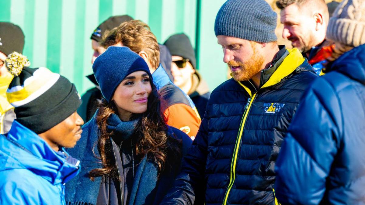 La aventura de los Sussex en la nieve: del abrigo de lujo de Meghan Markle al deporte extremo del príncipe Harry