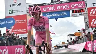 Tadej Pogacar da otra lección en la etapa reina y disfruta su liderato en el Giro de Italia