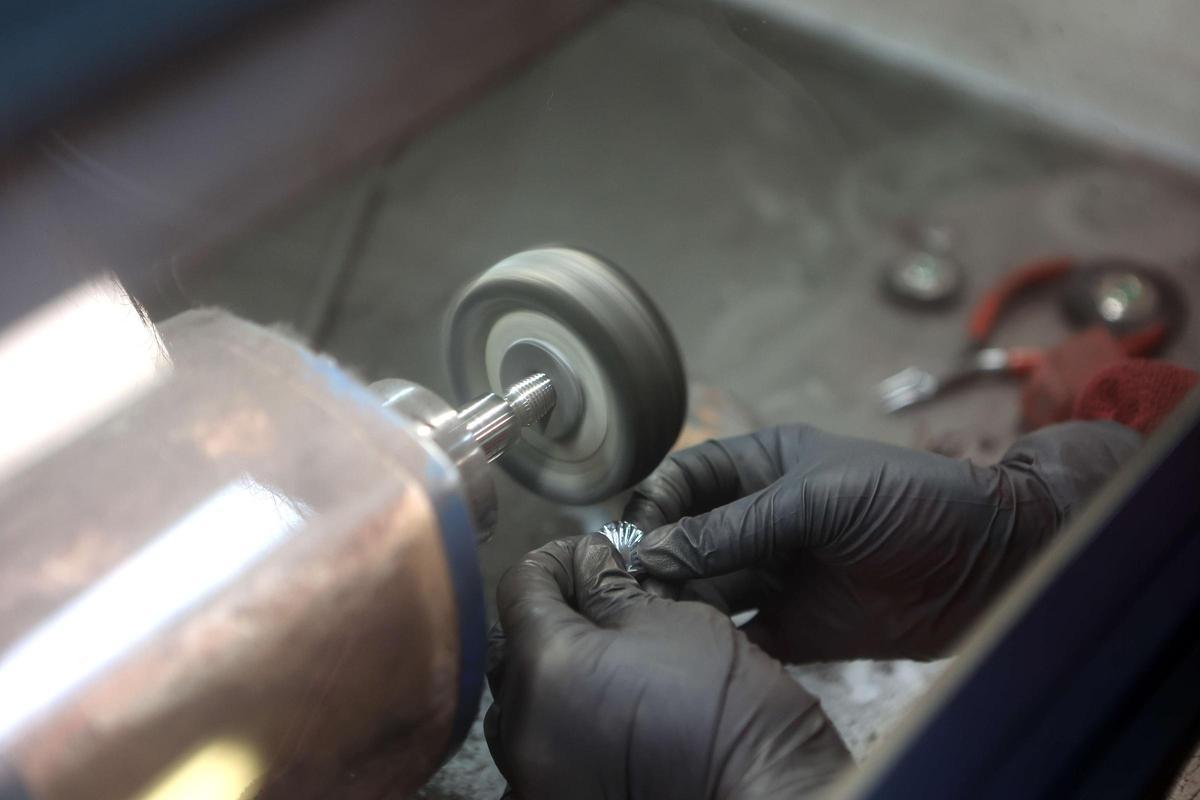 Proceso de pulido de una joya.