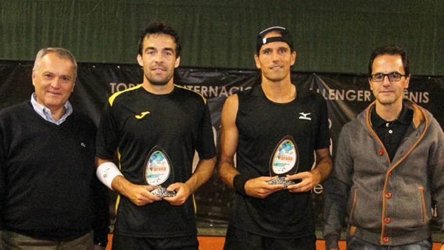 Pere Riba y Rubén Ramírez Hidalgo posan con sus trofeos.