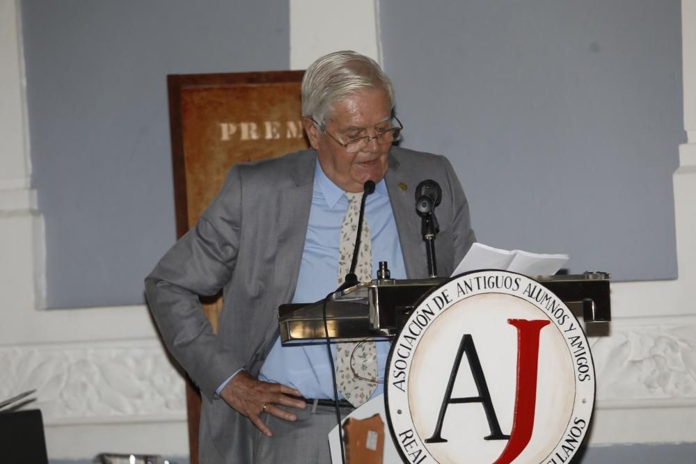 Entrega de distinciones a los antiguos alumnos del Instituto Jovellanos.