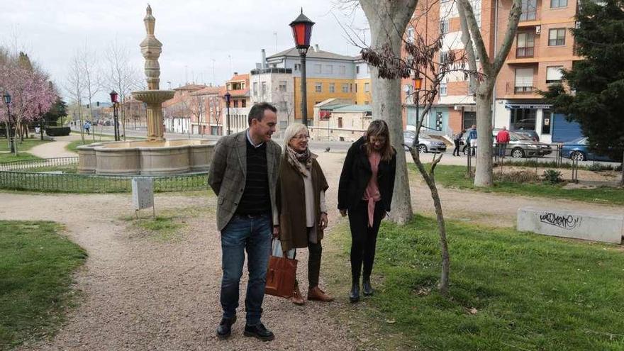 La presidenta del casco histórico, Carmen Núñez, junto a los ediles de C´s en el parque de San Martín.