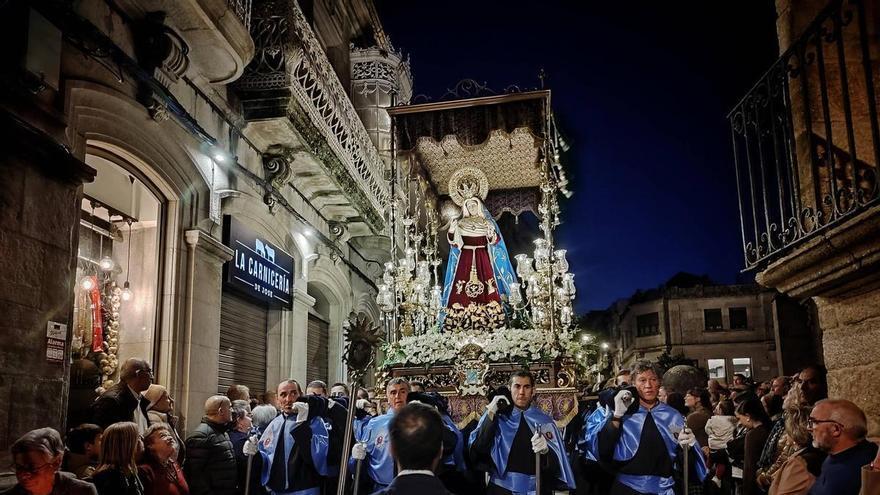 La Virgen de los Dolores engalana la noche de Cangas