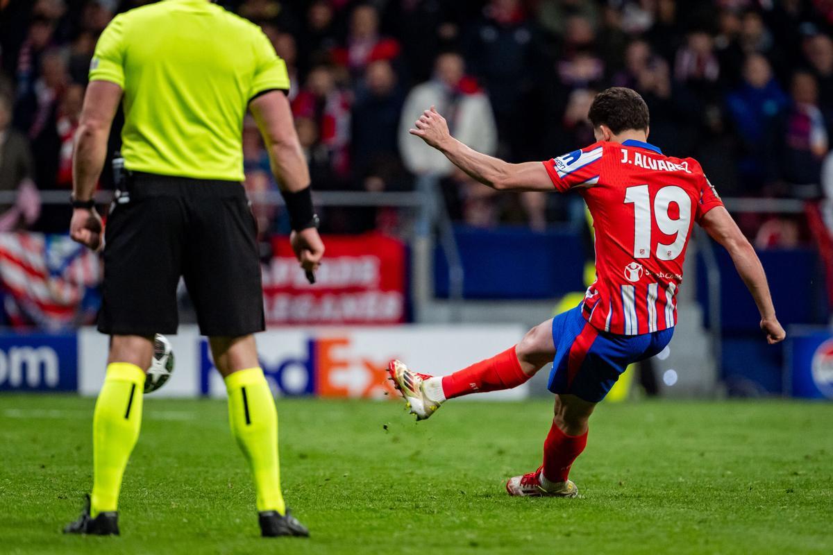 Julián Álvarez chuta el penalti contra el Real Madrid