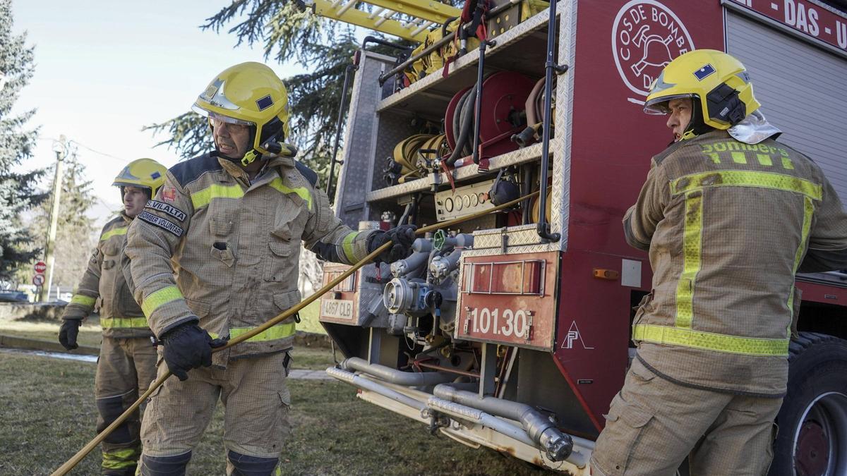 Bombers voluntaris d'Alp durant una pràctica